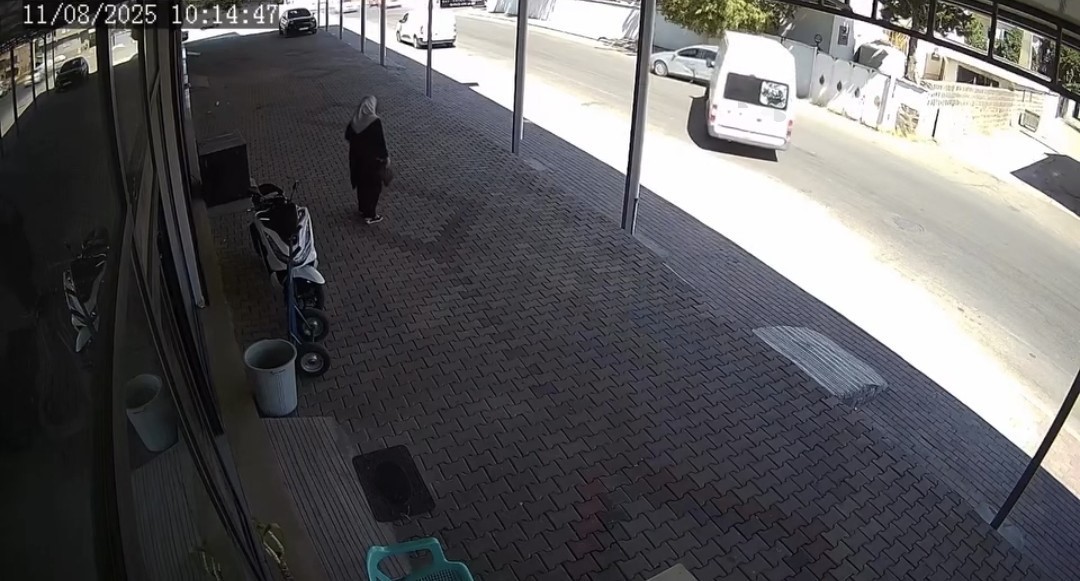Yola kontrolsüz çıkan minibüs kazaya neden oldu 