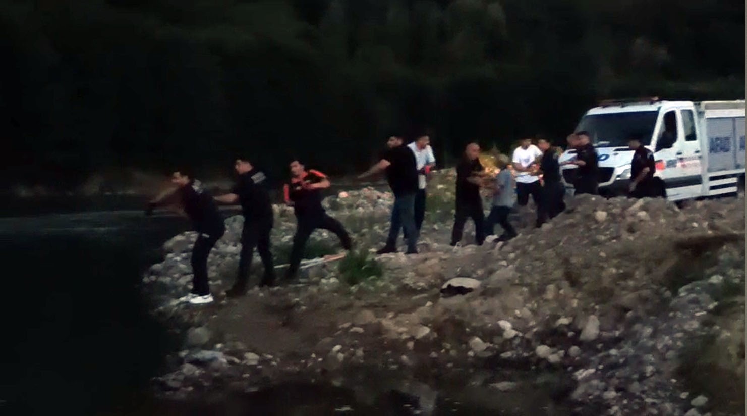 Harşit Çayı’nda balık tutan 2 genç mahsur kaldı 