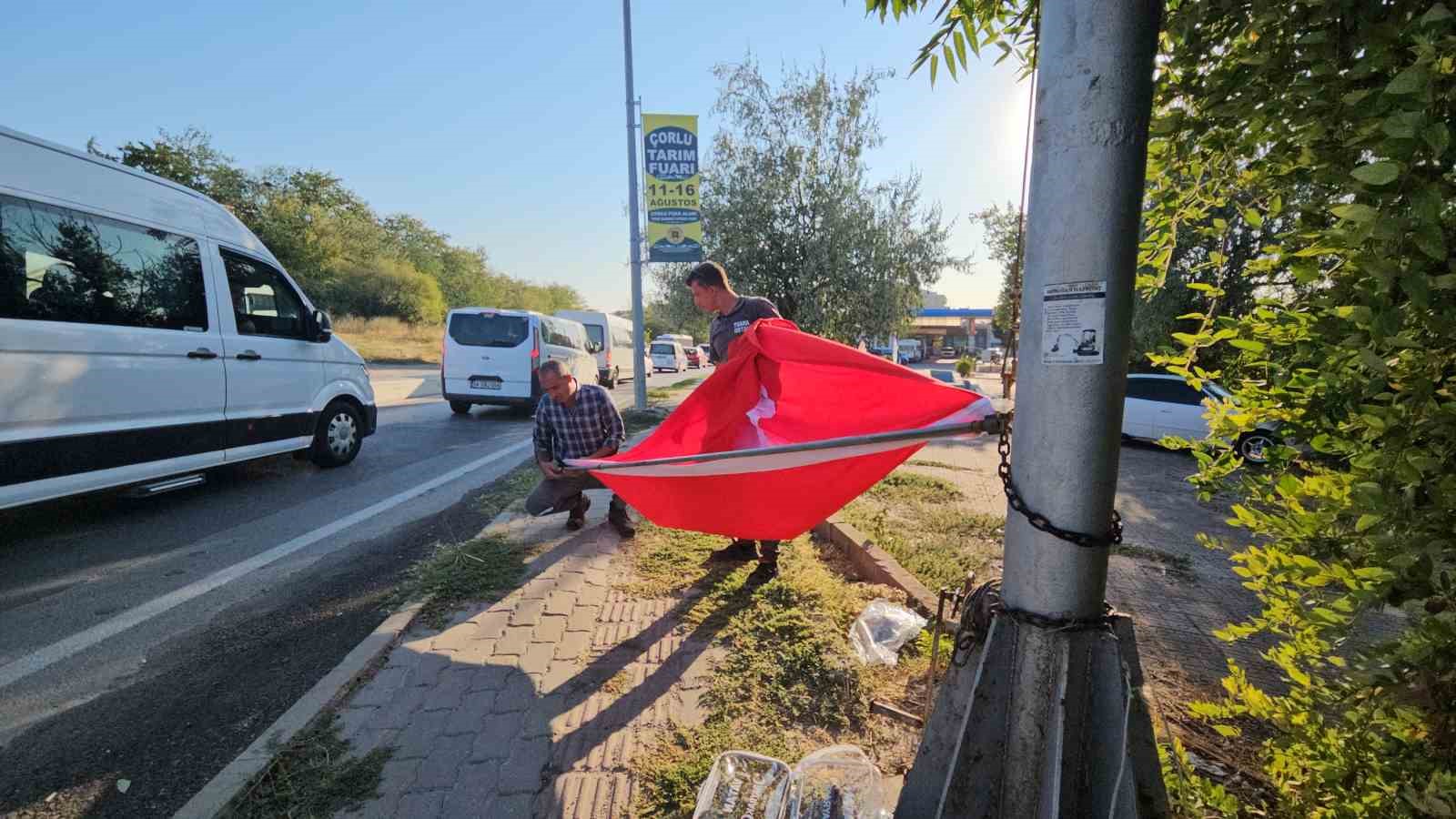 Bayrak direğinin boş kalmasına gönlü el vermedi 