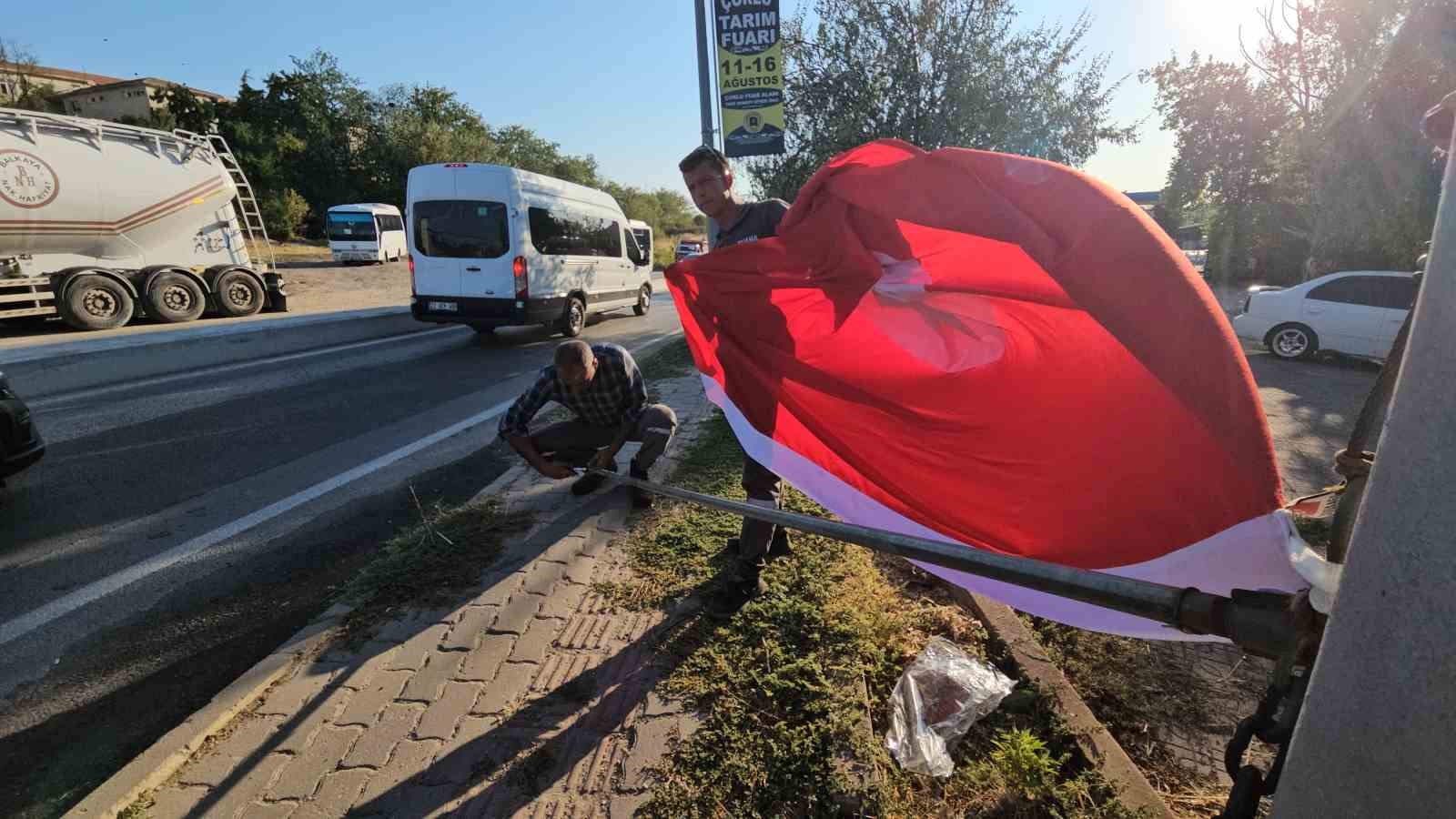 Bayrak direğinin boş kalmasına gönlü el vermedi 