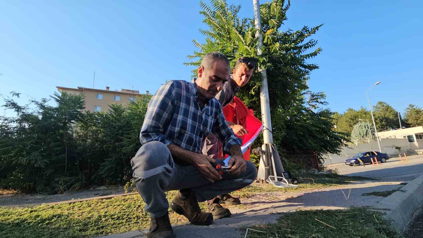 Bayrak direğinin boş kalmasına gönlü el vermedi 