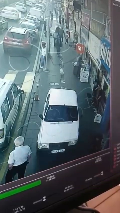 Yolu bıraktı, kaldırımdan ilerledi 
