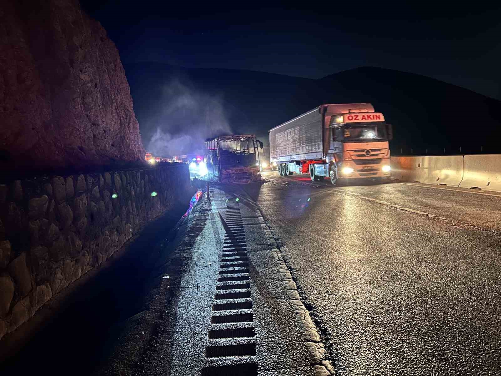 Alevlere teslim olan yolcu otobüsünde korku dolu anlar 