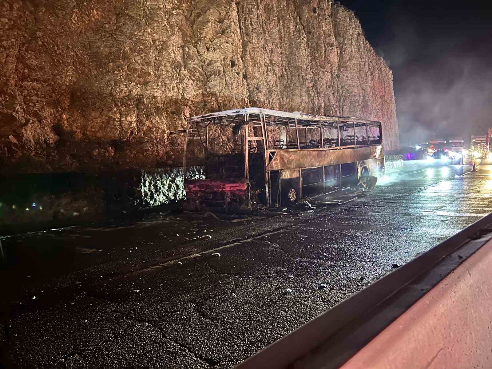 Alevlere teslim olan yolcu otobüsünde korku dolu anlar 