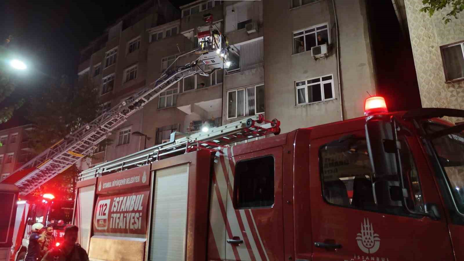 Pendik’te 3 katlı binanın çatısında yangın paniği 