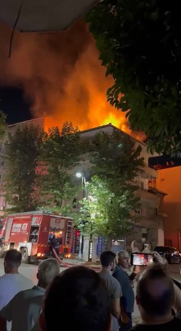 Pendik’te 3 katlı binanın çatısında yangın paniği 