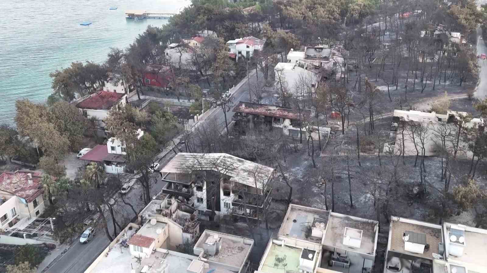 Çanakkale’de yanan villalar sabahın ilk ışıklarıyla görüntülendi 
