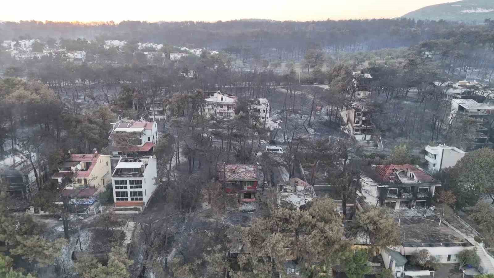 Çanakkale’de yanan villalar sabahın ilk ışıklarıyla görüntülendi 