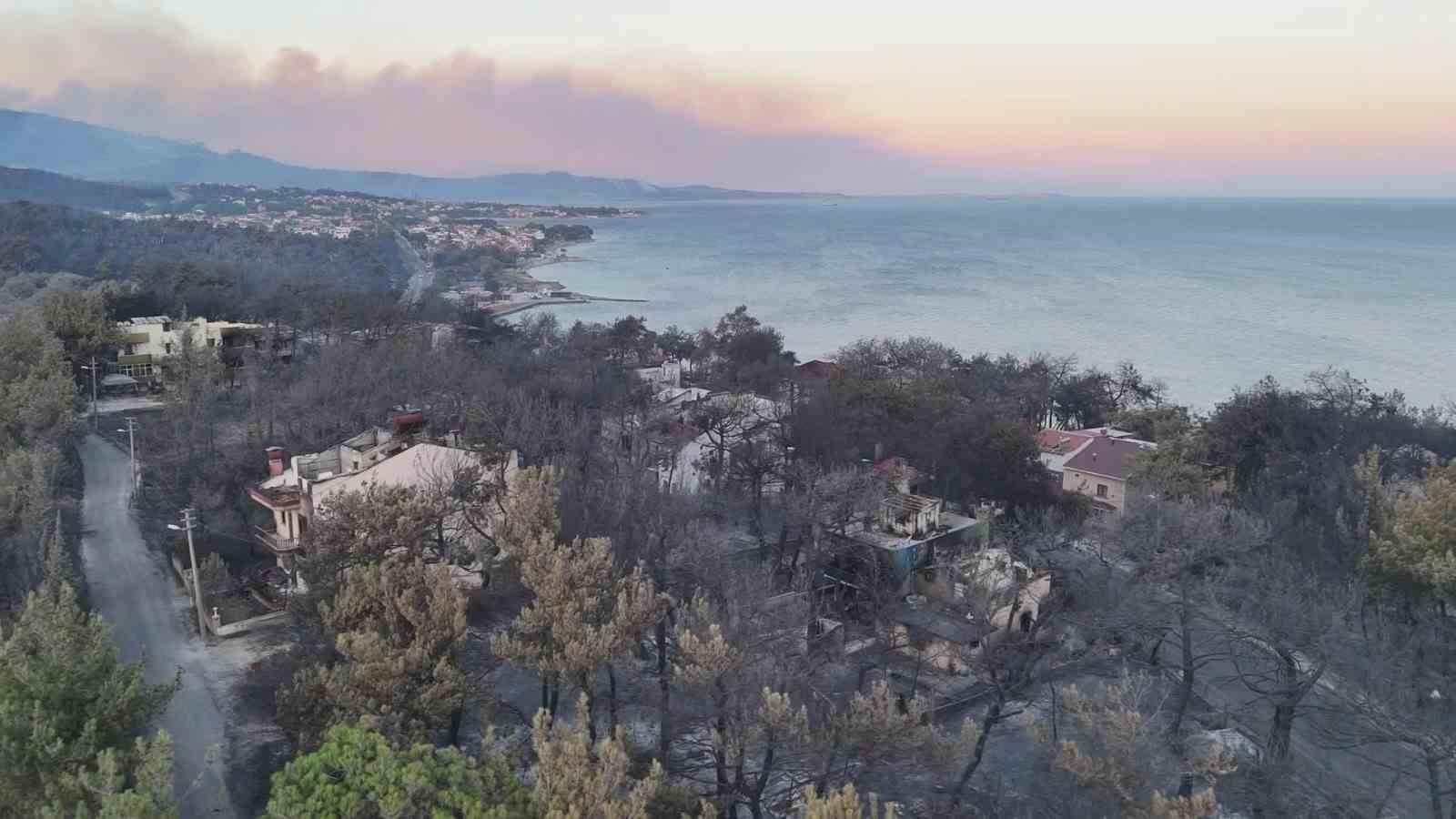 Çanakkale’de yanan villalar sabahın ilk ışıklarıyla görüntülendi 