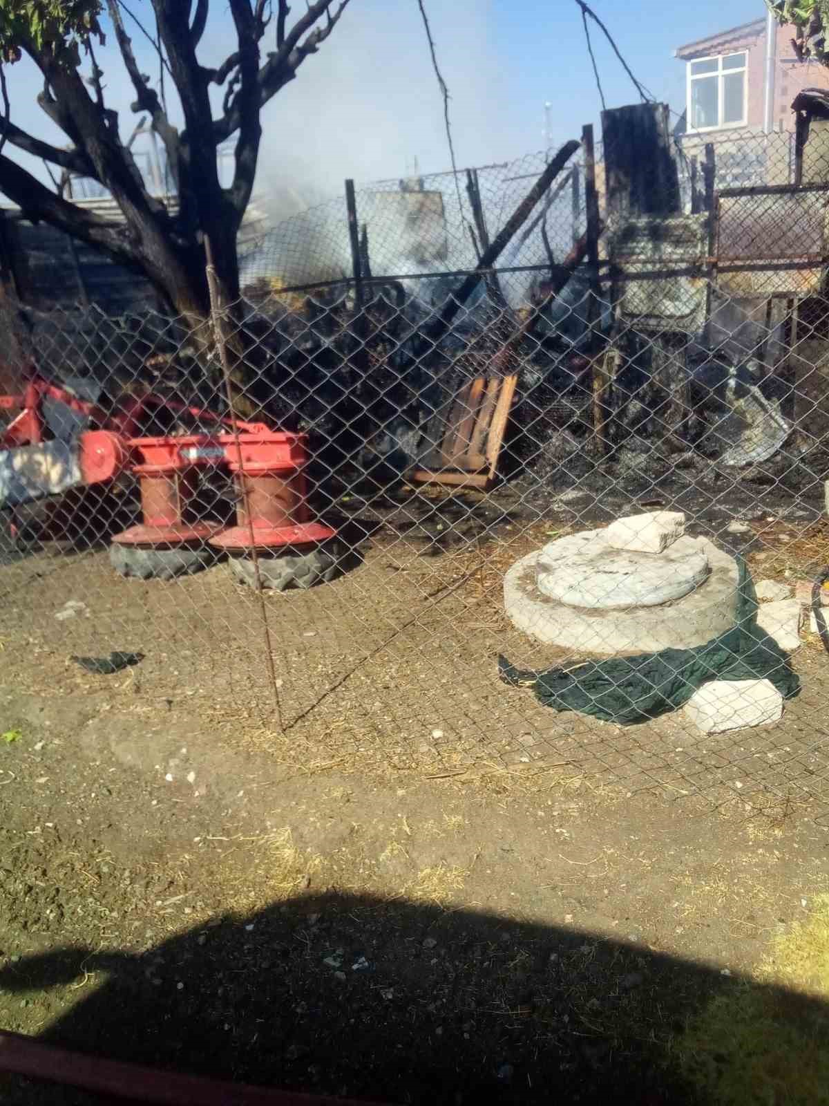 Tekirdağ’da çiftlik deposu alev alev yandı 