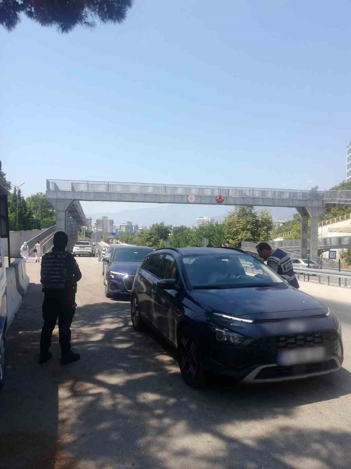 Asayiş uygulamasında 5 aranan araç, 1 şahıs ve narkotik madde ele geçirildi 