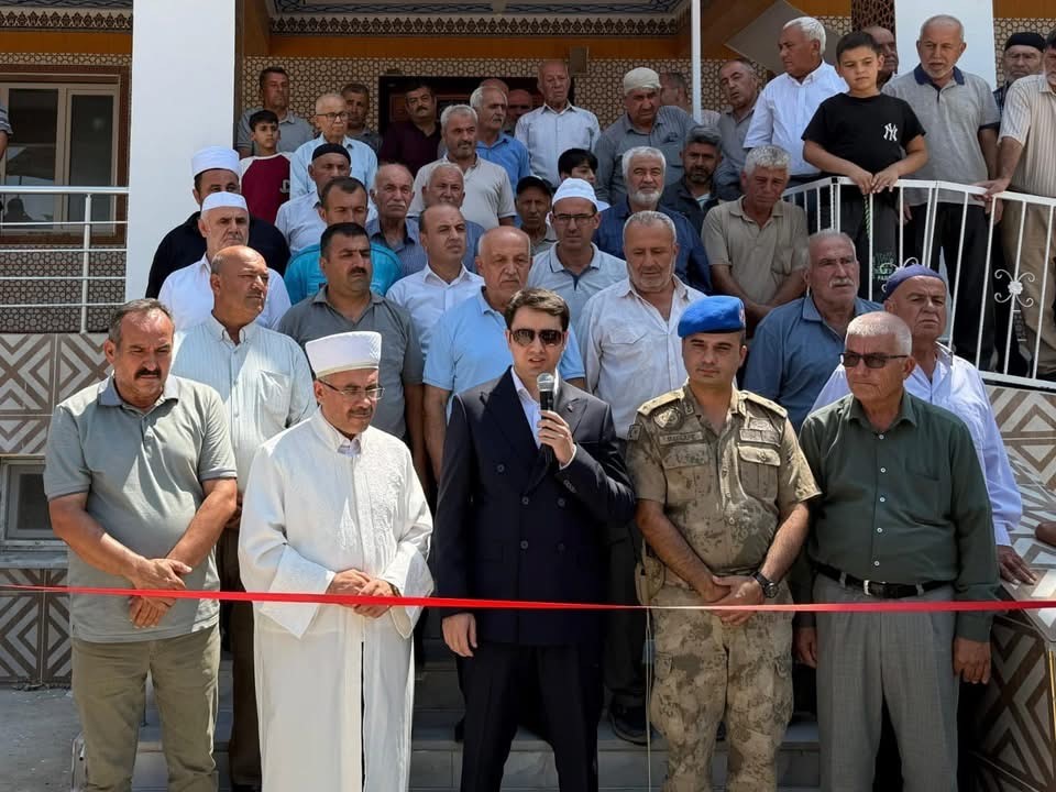 Depremde yıkılan cami dualarla yeniden ibadete açıldı 