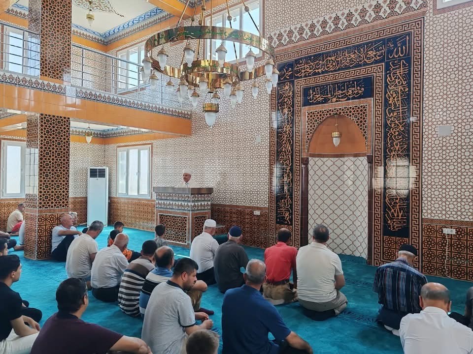 Depremde yıkılan cami dualarla yeniden ibadete açıldı 