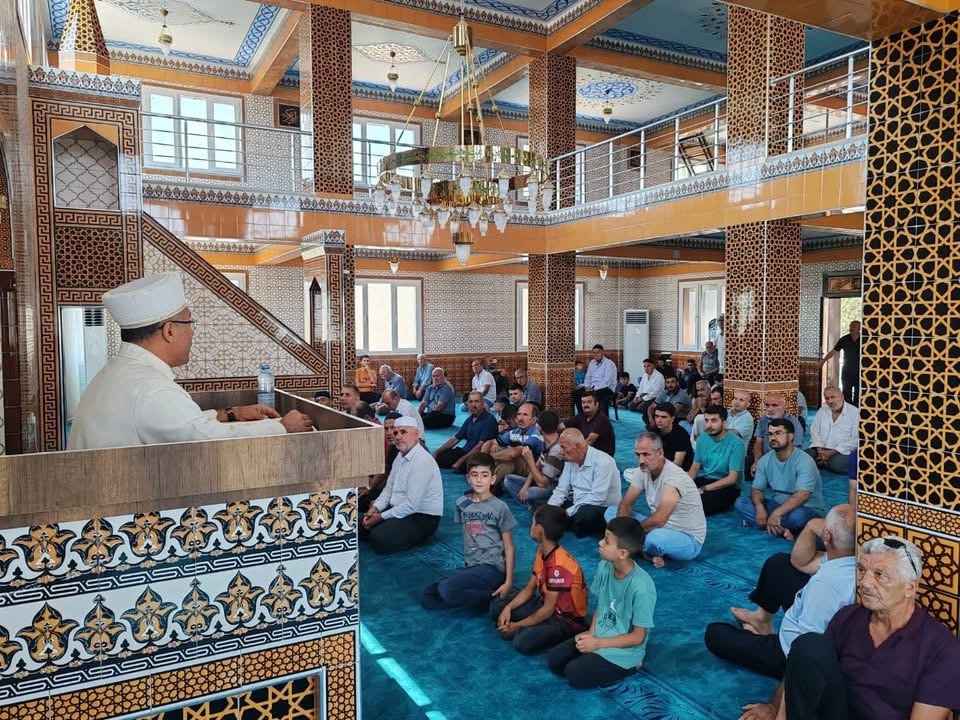 Depremde yıkılan cami dualarla yeniden ibadete açıldı 