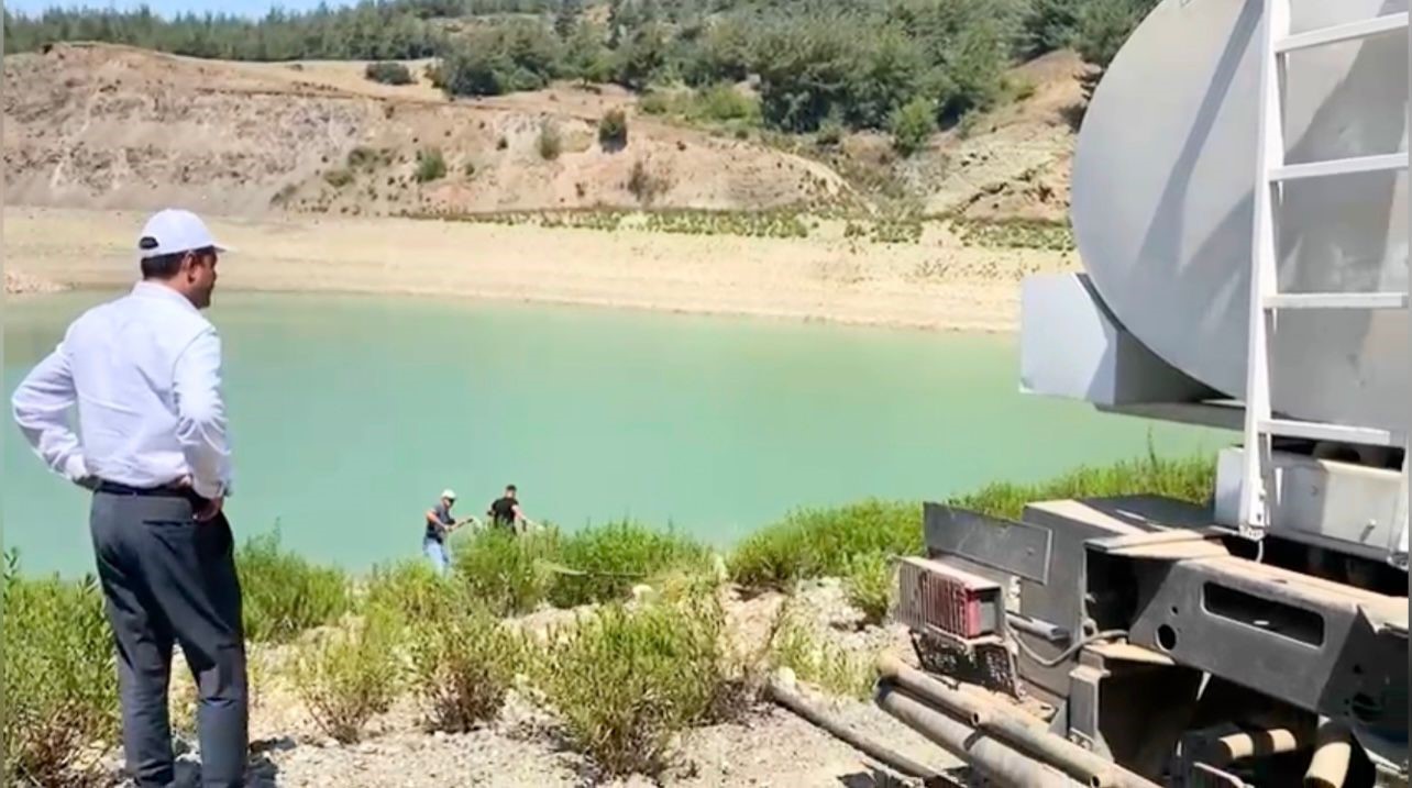 Karacaören Gölet’ine balıklar ve yangınlar için su takviyesi yapıldı 