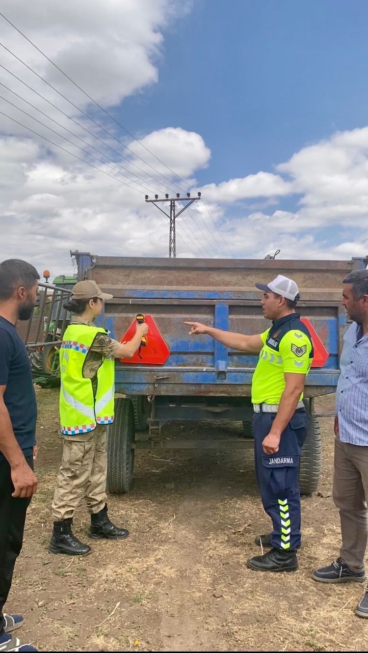 Arpaçay’da jandarma çiftçileri bilgilendirdi 
