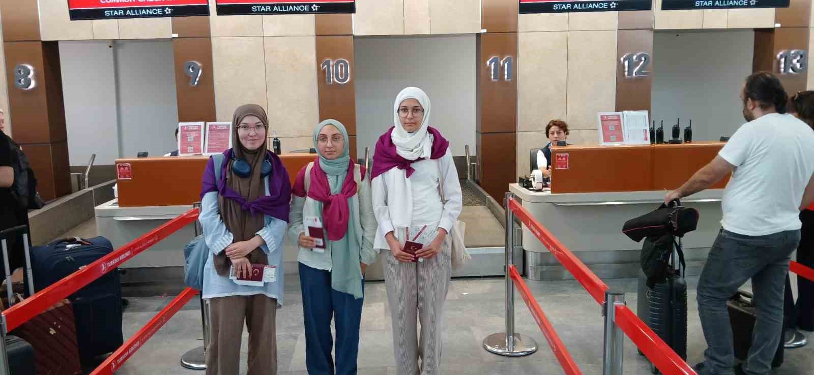 Anamurlu 3 öğrenci umre yolunda 