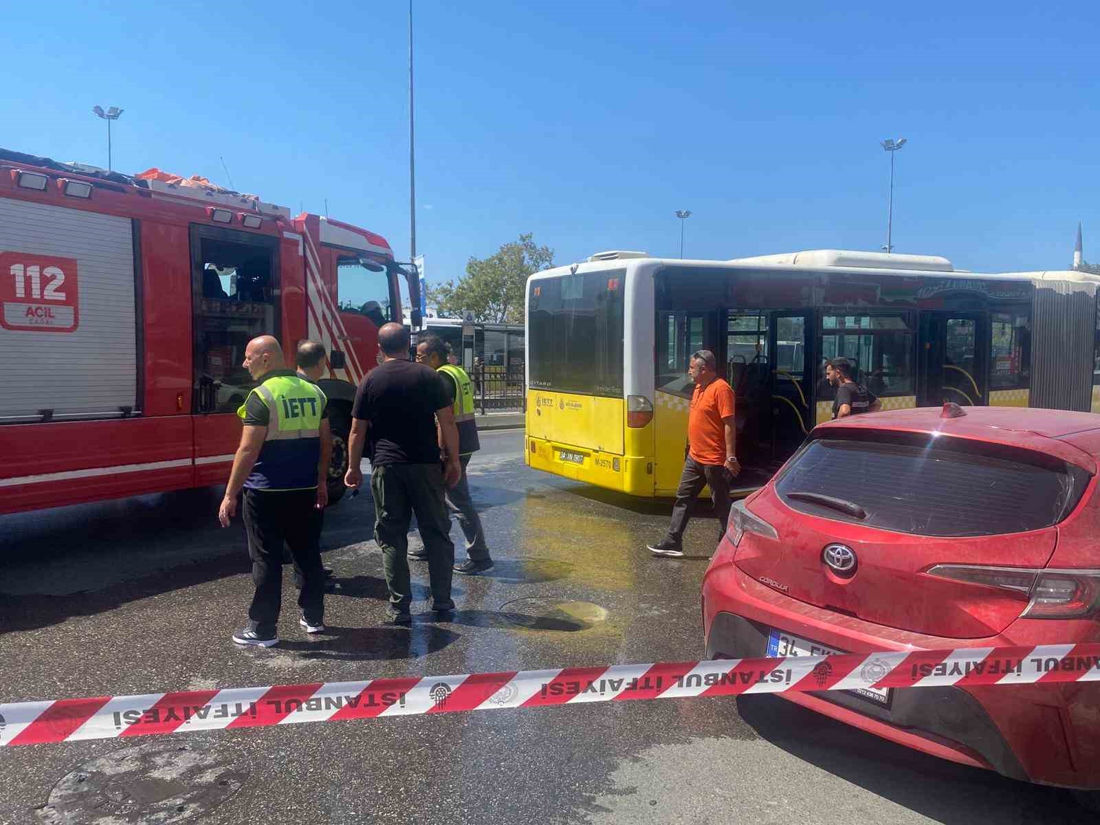 Kadıköy’de İETT otobüsünün motor kısmında yangın çıktı 