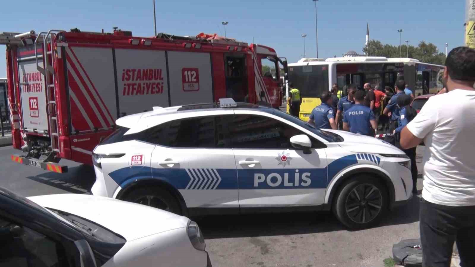 Kadıköy’de İETT otobüsünün motor kısmında yangın çıktı 