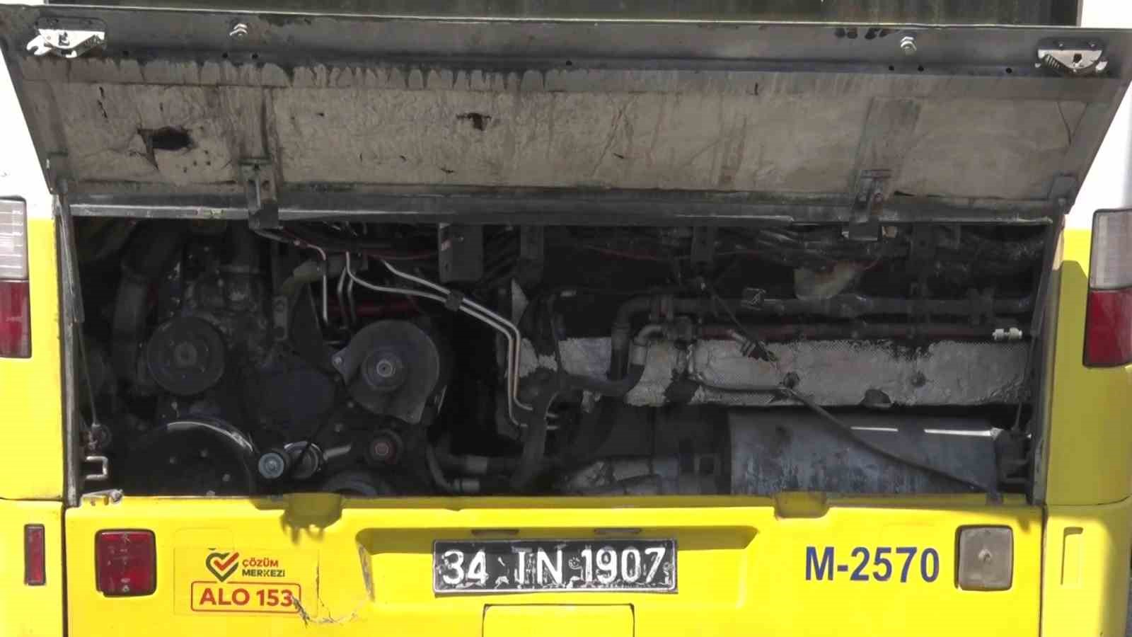 Kadıköy’de İETT otobüsünün motor kısmında yangın çıktı 
