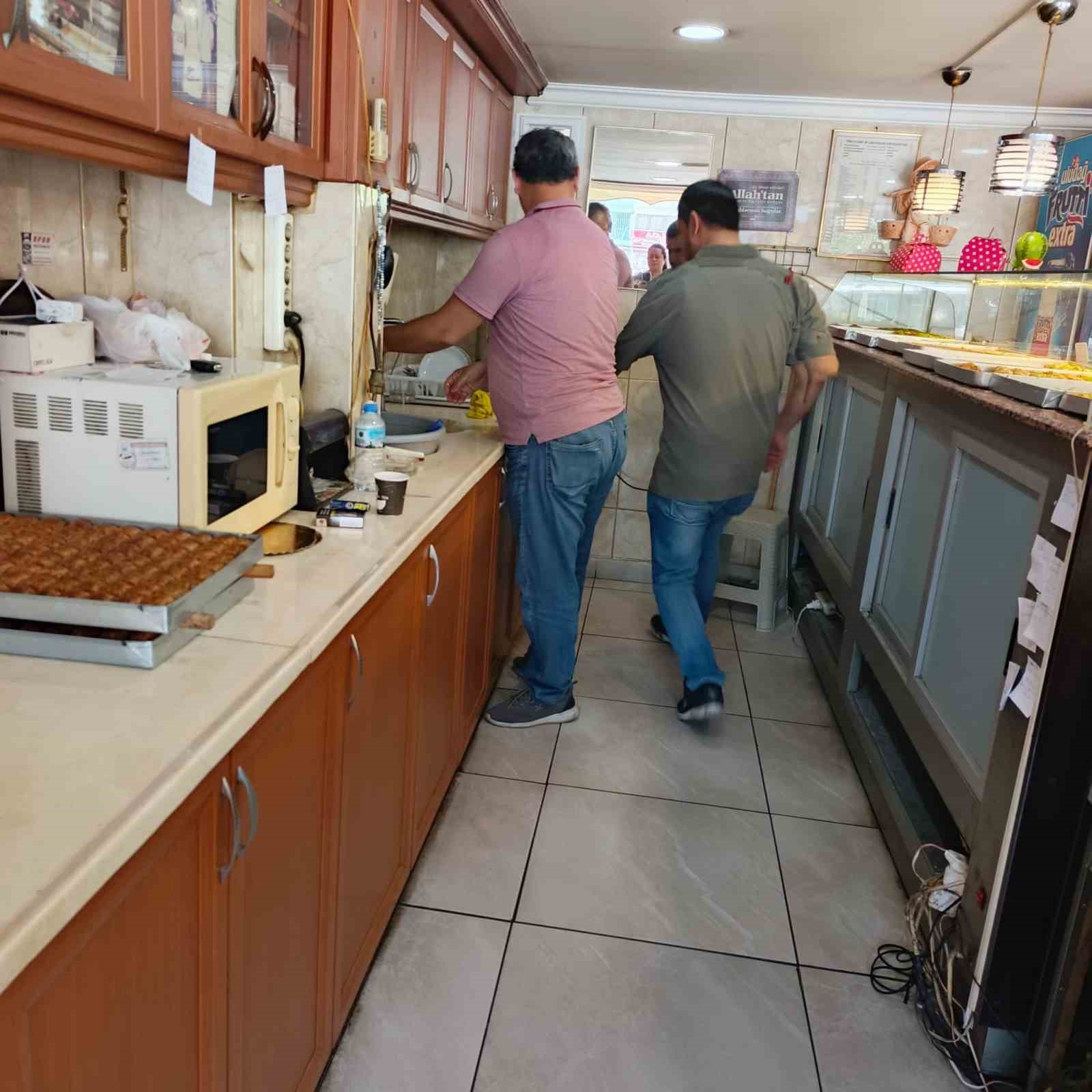 Söke’de pastanelerden numuneler alındı 