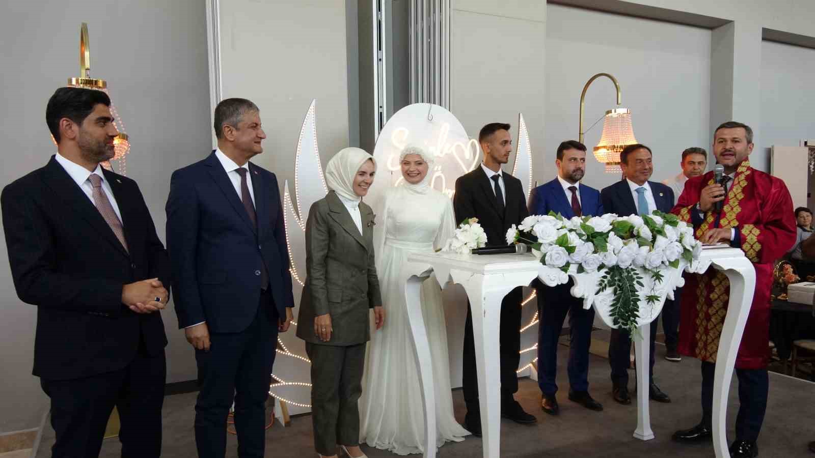 Bakan Göktaş, Karabük’te gençlerin nikah şahidi oldu 