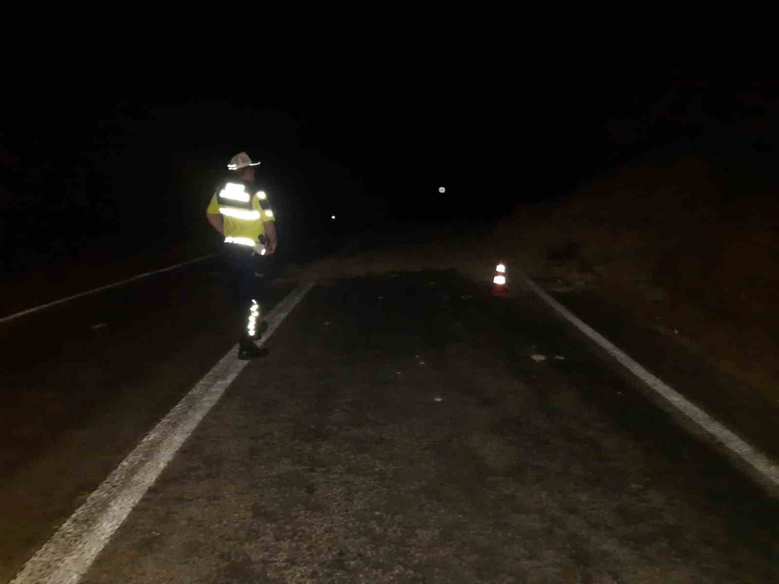 Gördes’te toprak kayması yolu kapattı 
