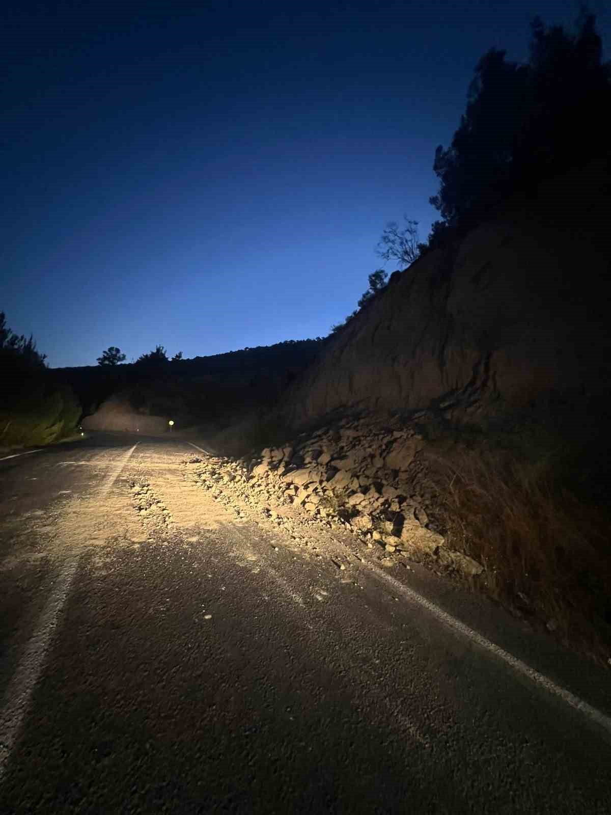 Gördes’te toprak kayması yolu kapattı 