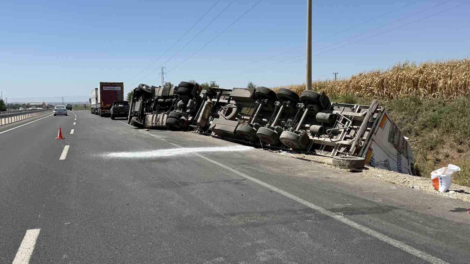 Diyarbakır’da gübre yüklü tır yol kenarına devrildi 