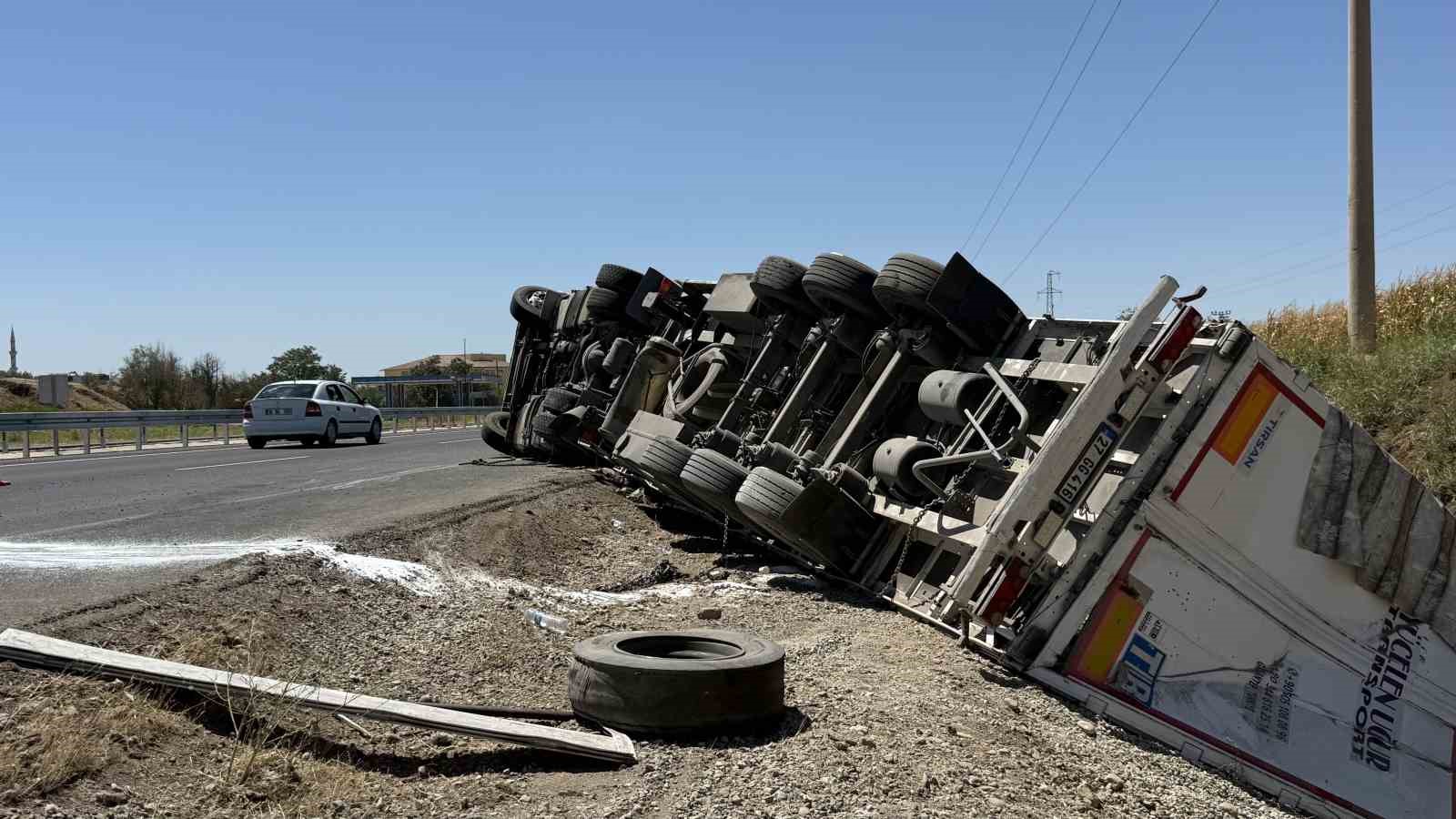 Diyarbakır’da gübre yüklü tır yol kenarına devrildi 