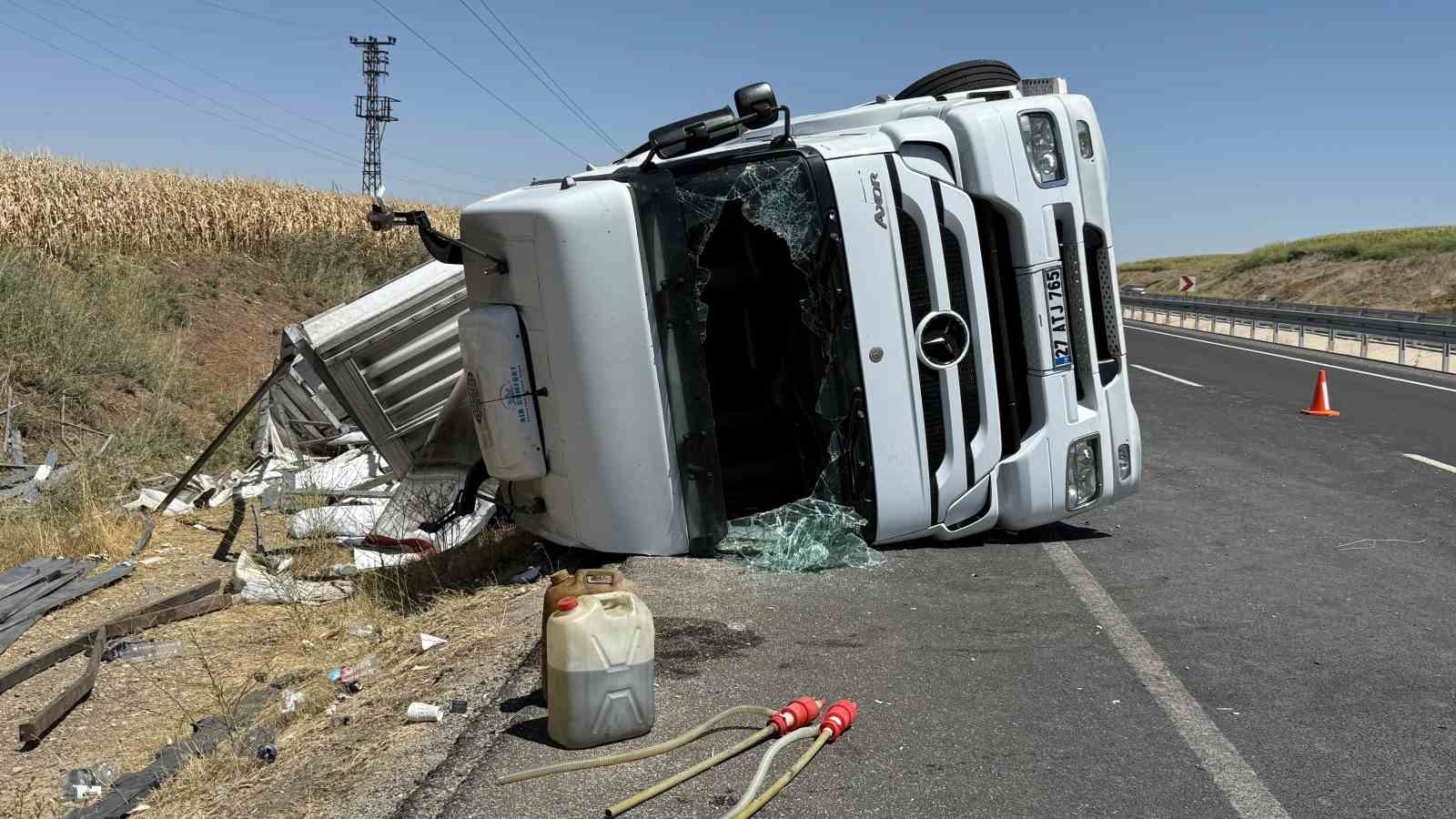 Diyarbakır’da gübre yüklü tır yol kenarına devrildi 