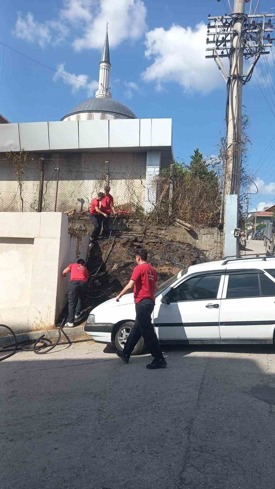 Elektrik direğinde kısa devre yangına sebep oldu 