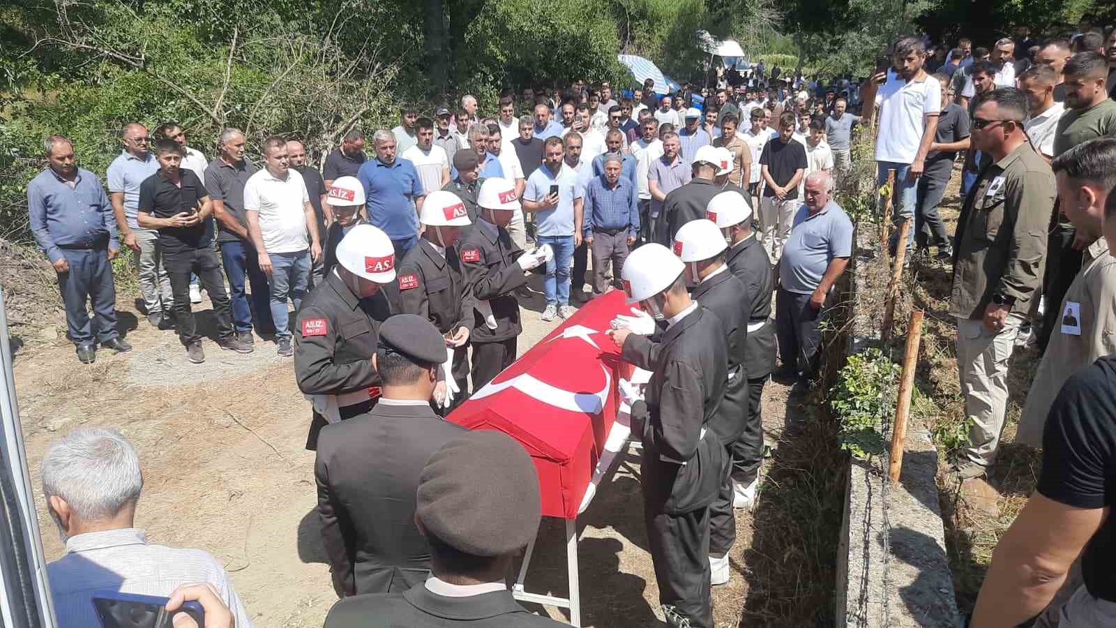 Trafik kazasında ölen uzman çavuş, memleketinde toprağa verildi 
