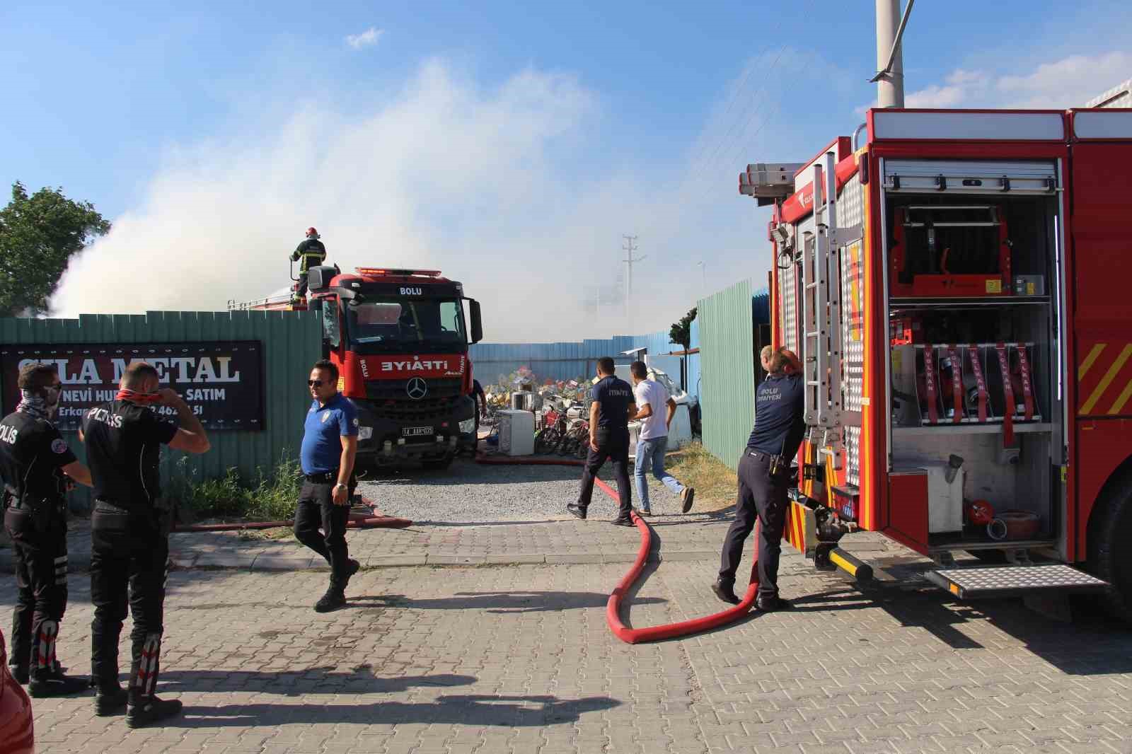 Bolu’da hurda deposunda yangın: Dumanlar gökyüzünü kapladı 