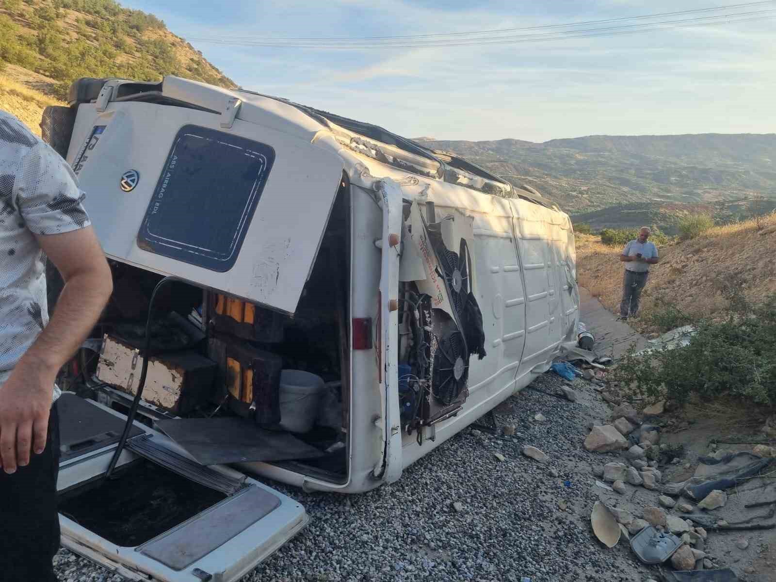 Adıyaman’da tarım işçilerini taşıyan minibüs devrildi: 19 yaralı