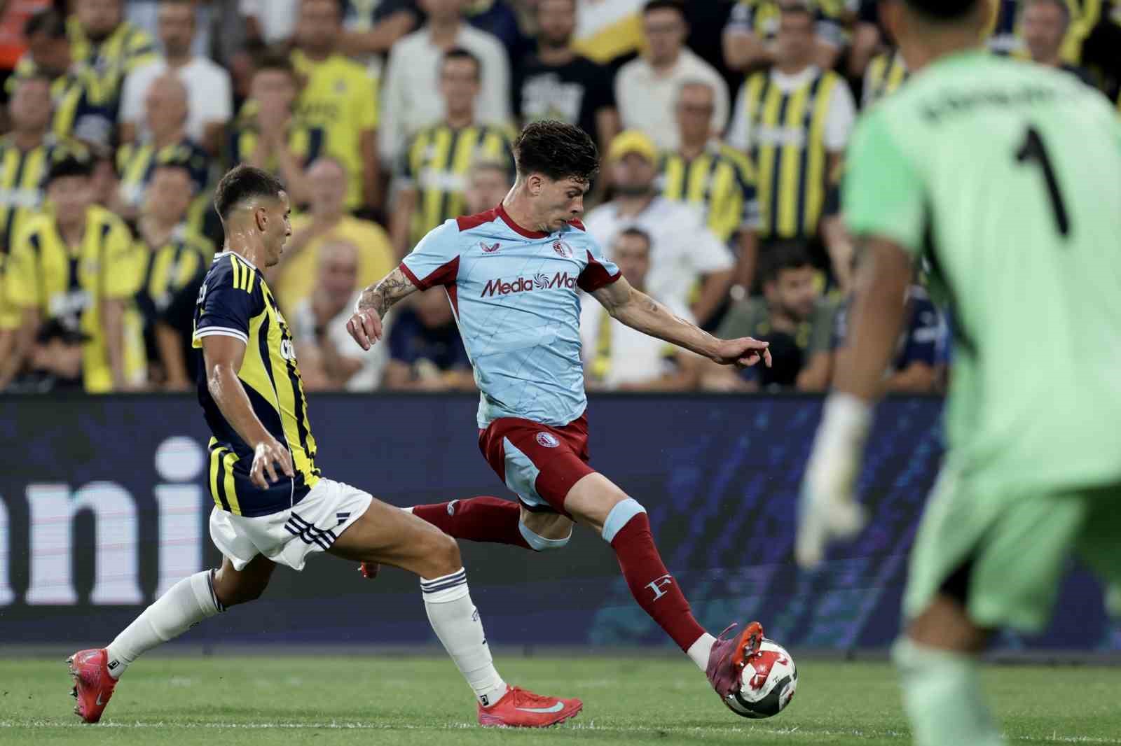 UEFA Şampiyonlar Ligi: Fenerbahçe: 2 - Feyenoord: 1 (İlk yarı) 