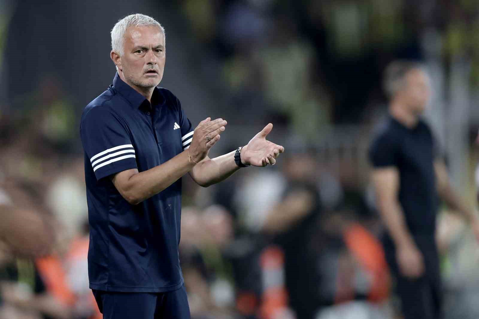 UEFA Şampiyonlar Ligi: Fenerbahçe: 2 - Feyenoord: 1 (İlk yarı) 