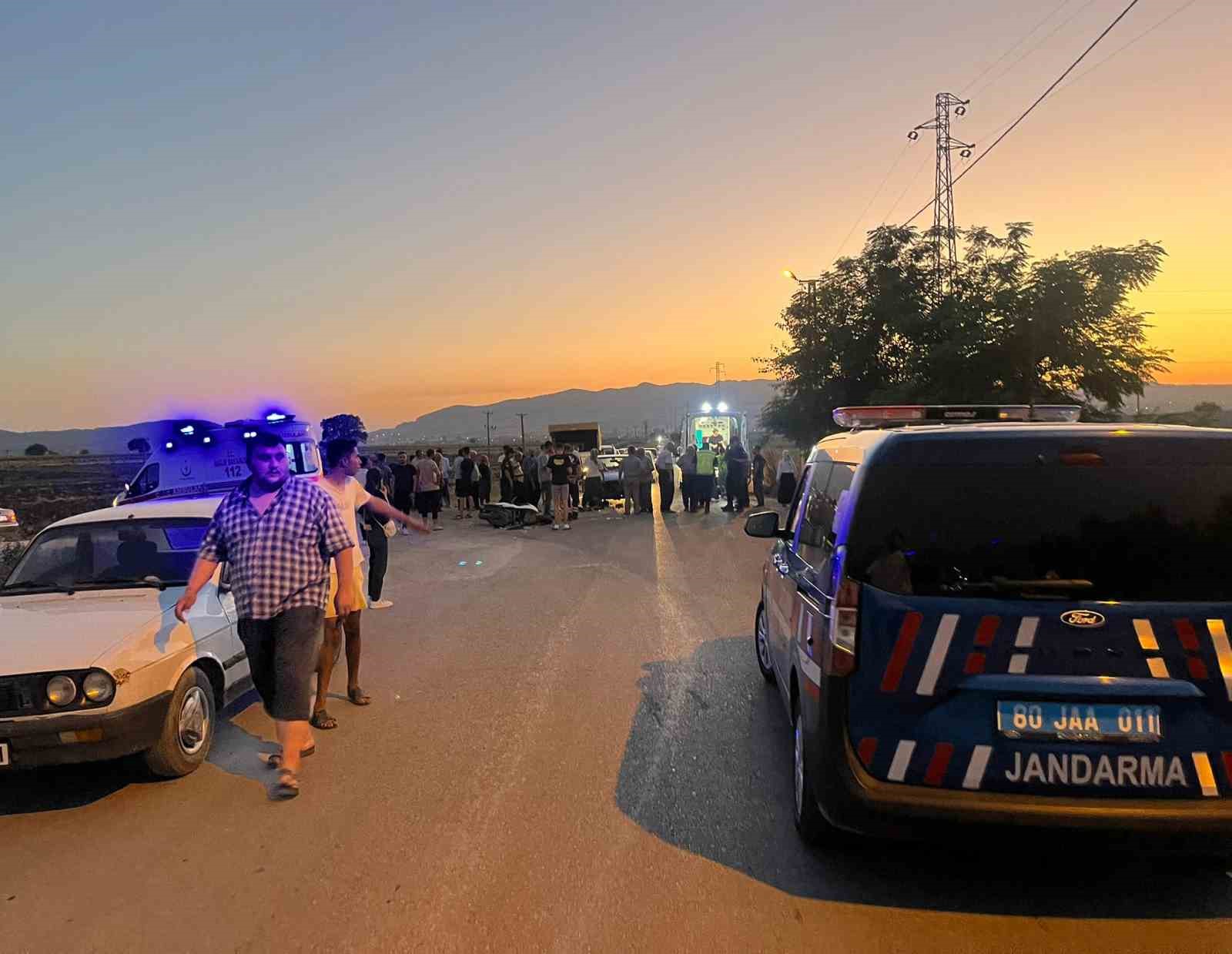 Motosikletle otomobil çarpıştı: 3 yaralı 