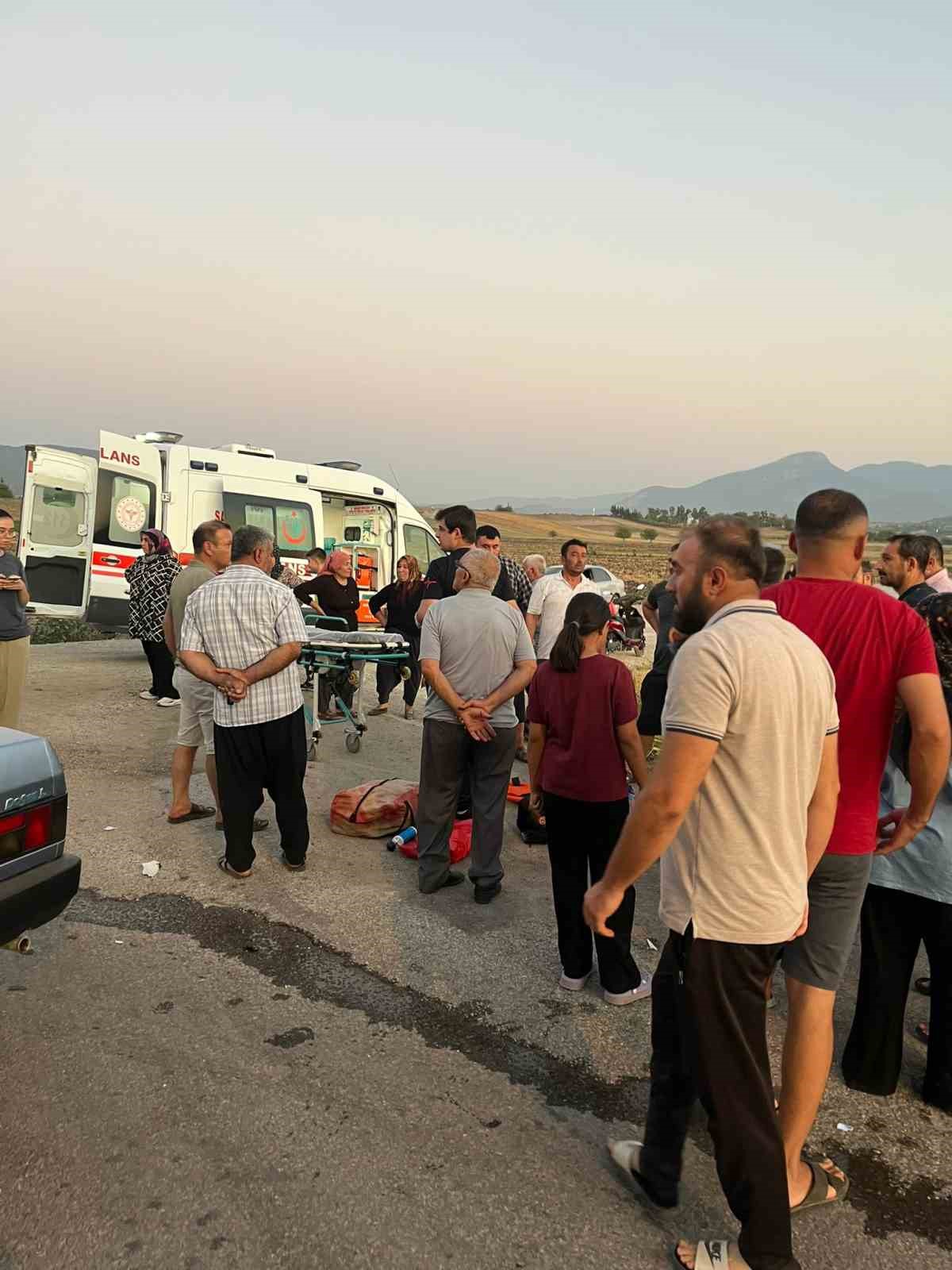 Motosikletle otomobil çarpıştı: 3 yaralı 