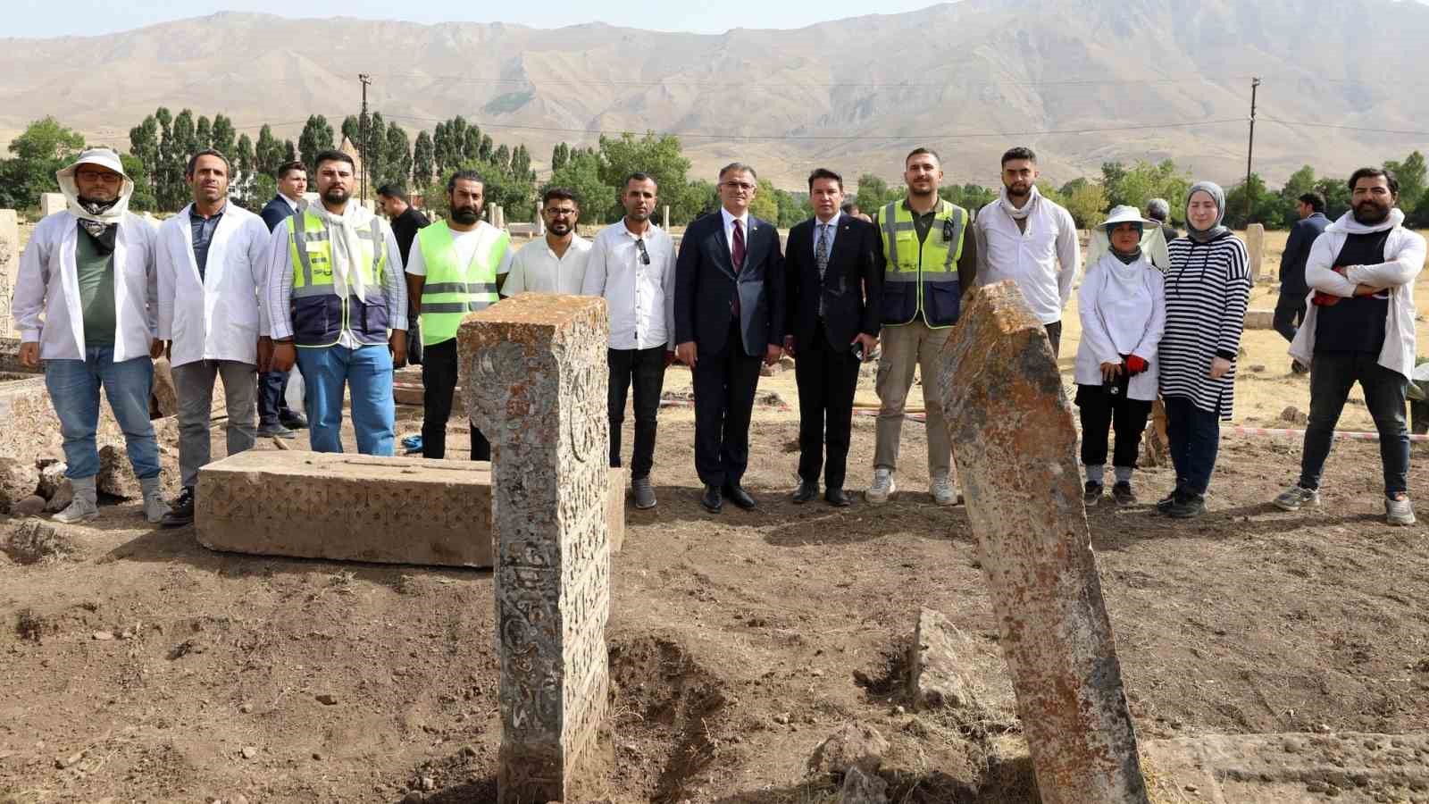 Van Valisi Balcı, Selçuklu Mezarlığı’ndaki çalışmaları inceledi 