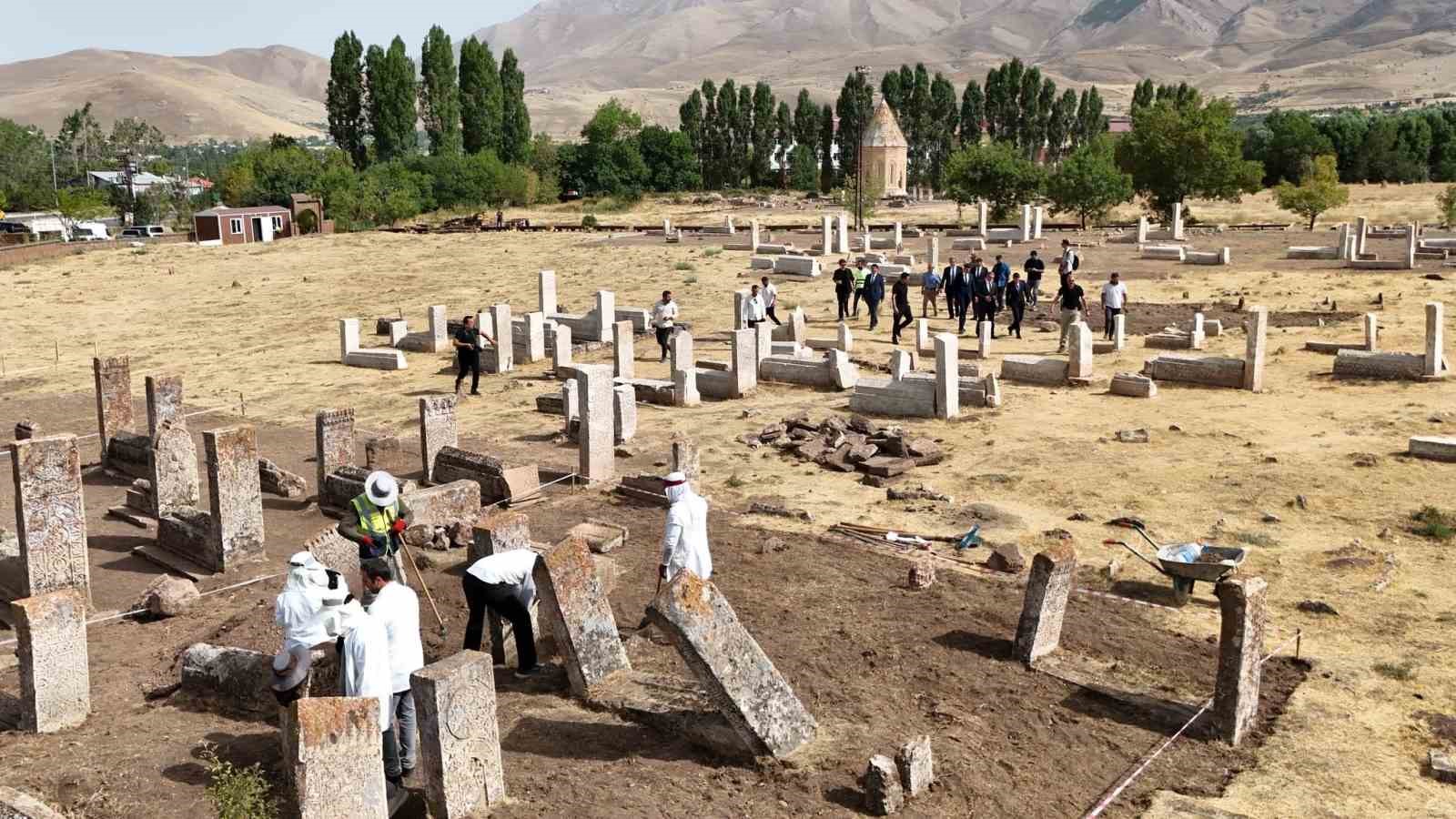 Van Valisi Balcı, Selçuklu Mezarlığı’ndaki çalışmaları inceledi 