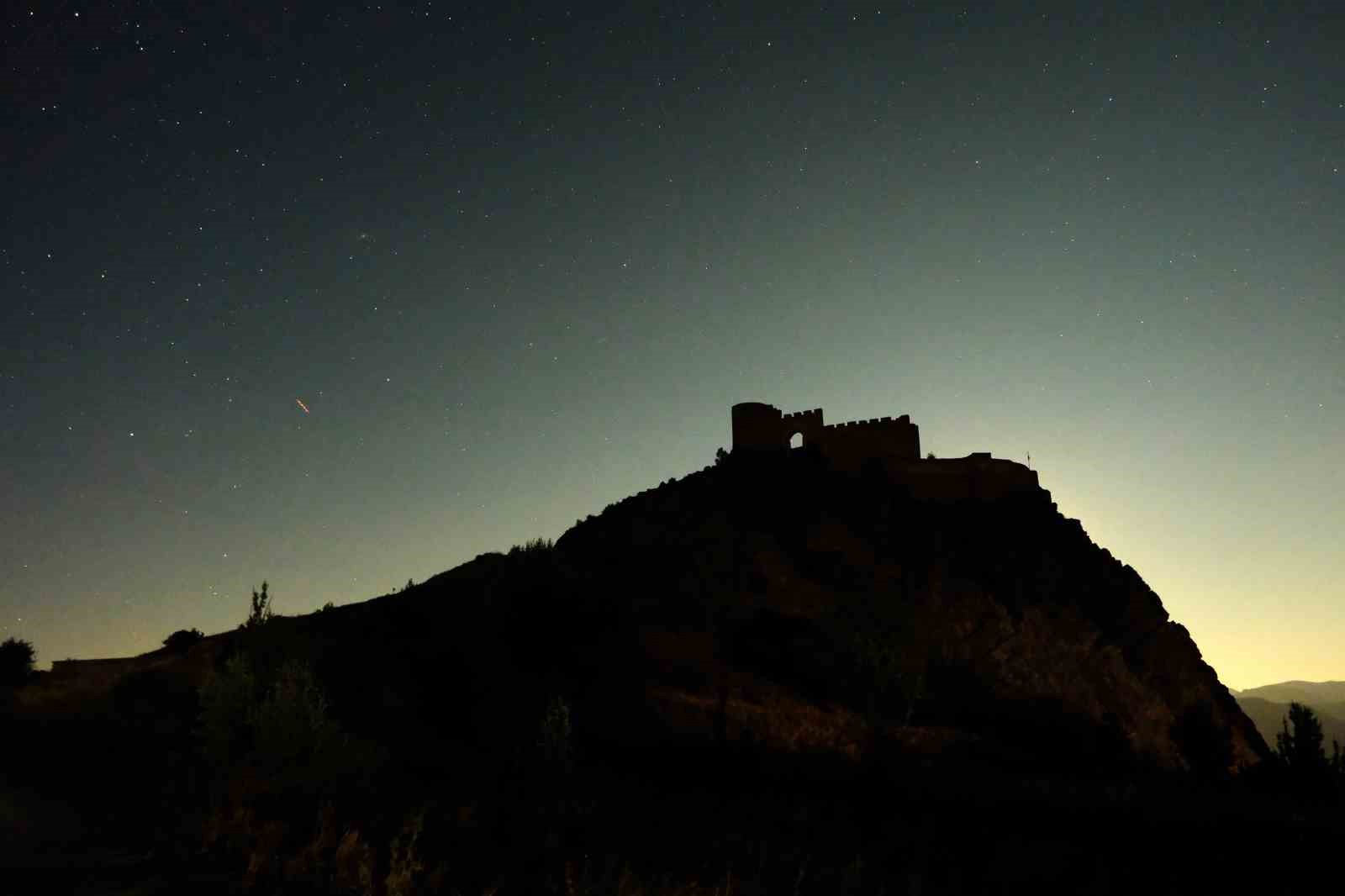 700 yıllık Kov Kalesi’nde perseid meteor yağmuru büyüledi 