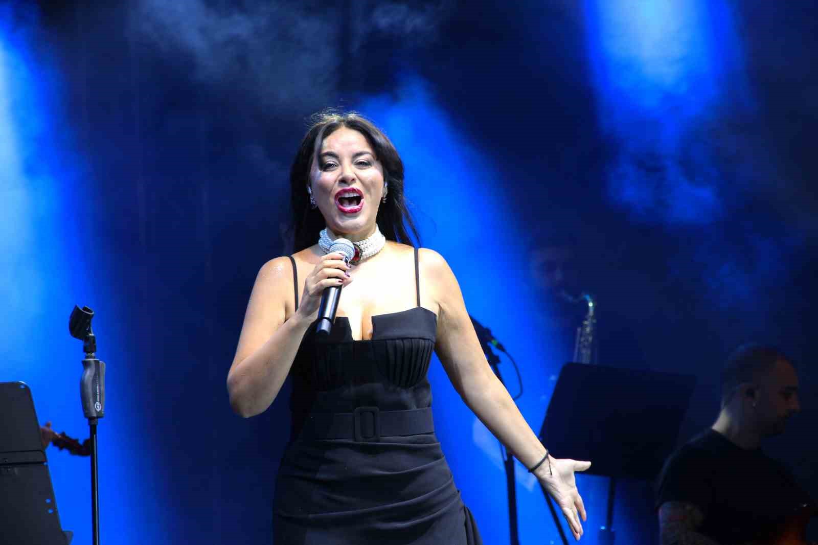 Çorum’da Haluk Levent ve Zara rüzgarı esti 