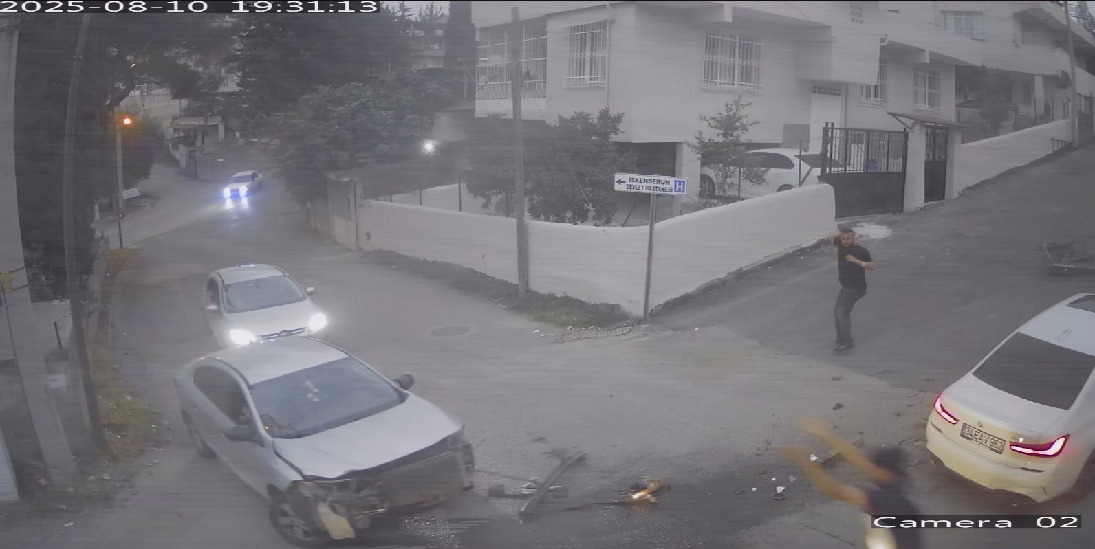 Ambulansı takip ederken kaza yapan araçtaki vatandaşın yaşadığı şok kamerada 