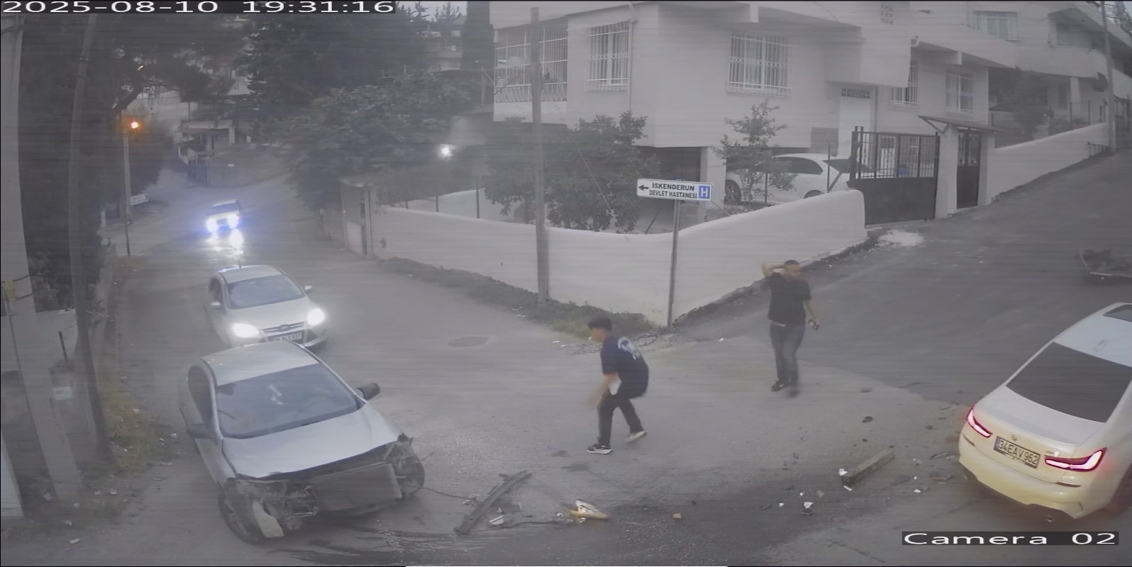 Ambulansı takip ederken kaza yapan araçtaki vatandaşın yaşadığı şok kamerada 