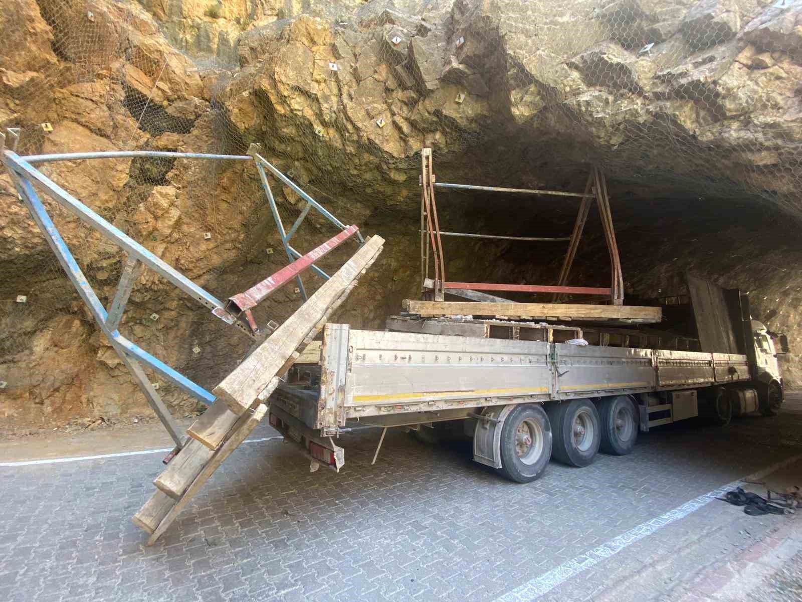 Taş Yolu tırın tünele sıkışması sonucu ulaşıma kapatıldı 