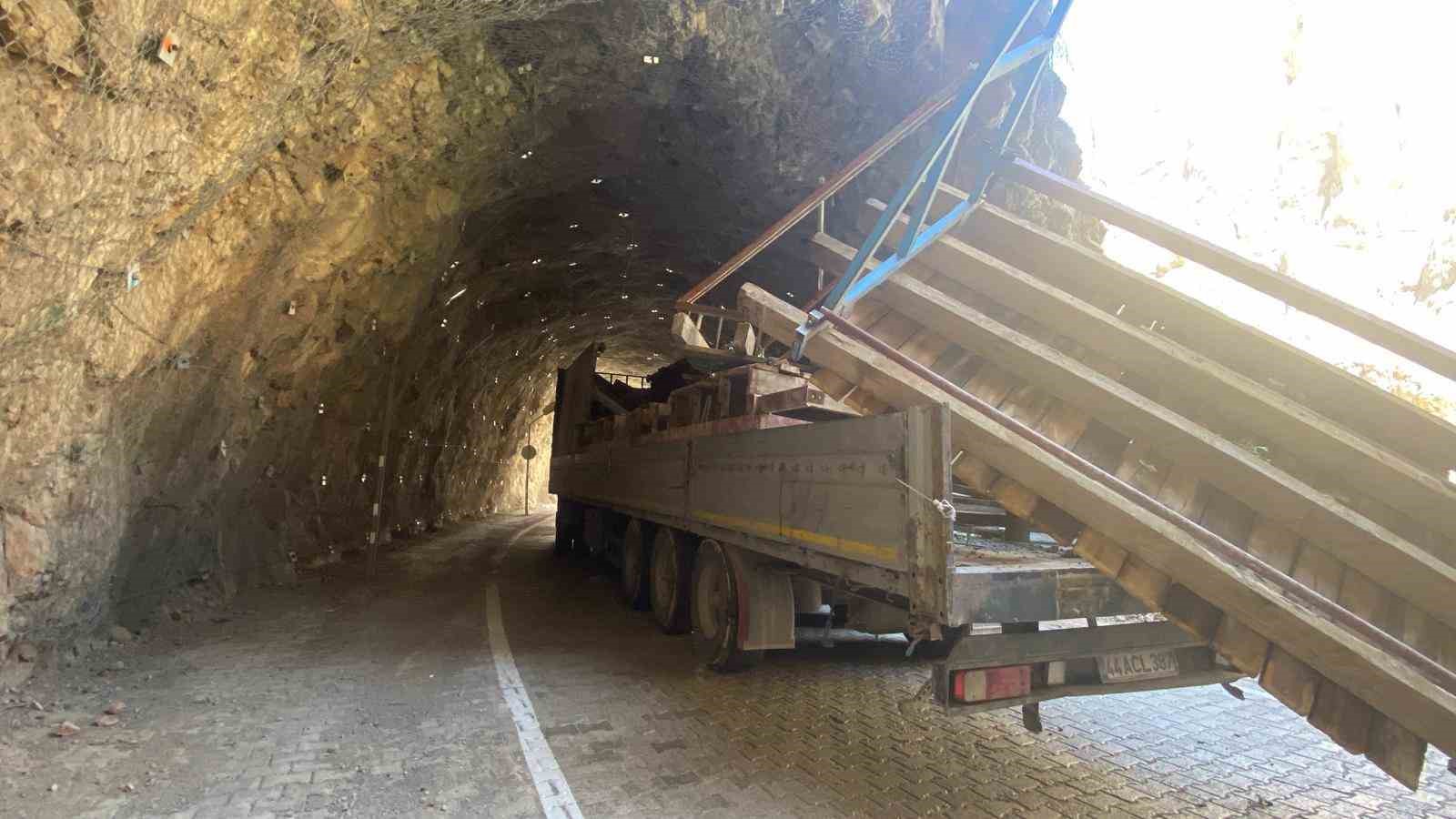 Taş Yolu tırın tünele sıkışması sonucu ulaşıma kapatıldı 