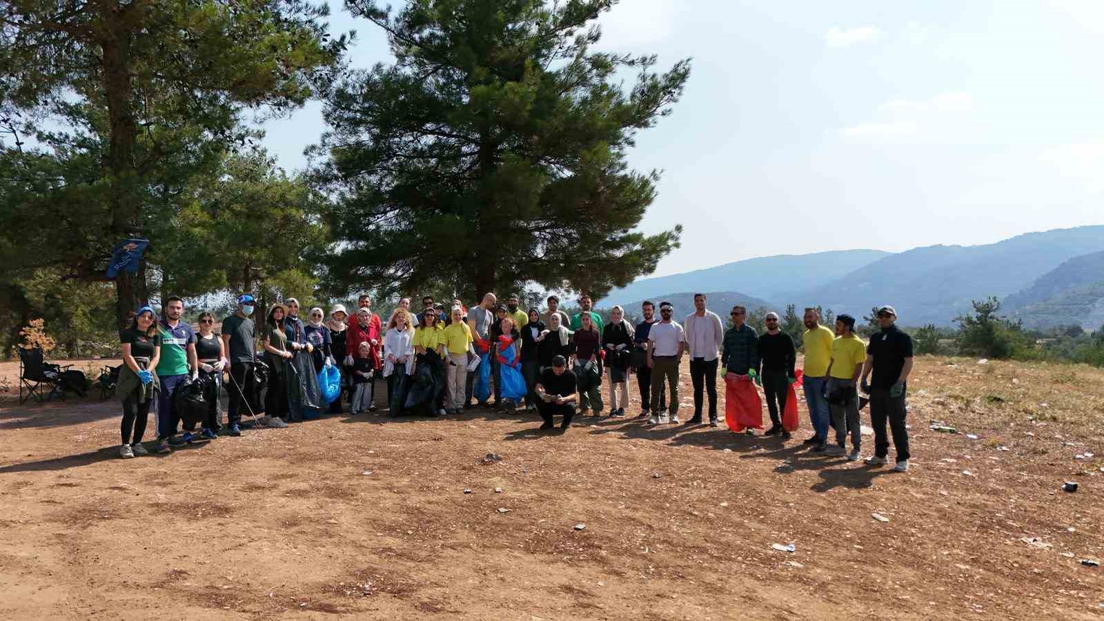 Bu kez yürüyüş değil, temizlik için bir araya geldiler 