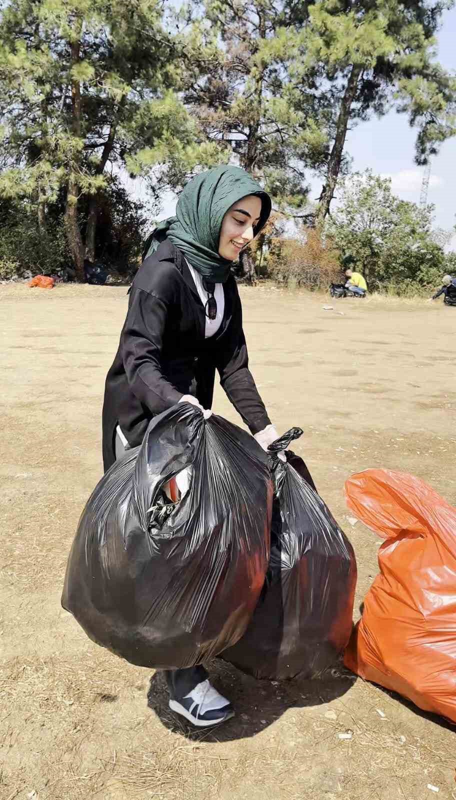Bu kez yürüyüş değil, temizlik için bir araya geldiler 