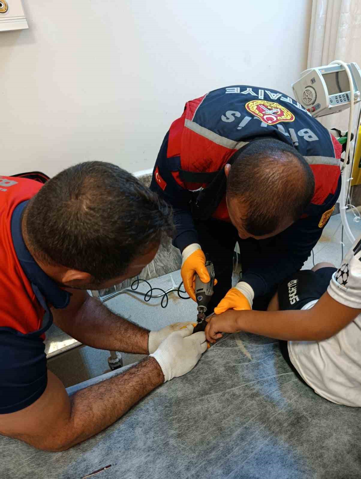 Çocuğun demir boruya sıkışan parmağını kurtarmak için itfaiye seferber oldu 